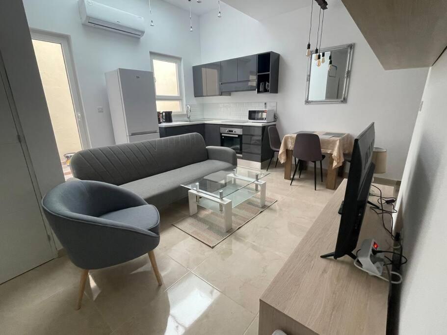 New Two Bedroom Flat Kamila On A Dwell Sliema Bagian luar foto