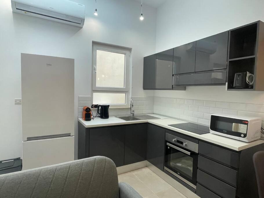New Two Bedroom Flat Kamila On A Dwell Sliema Bagian luar foto